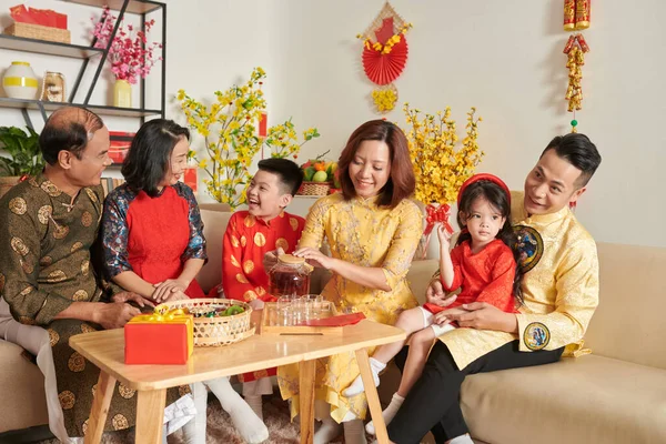 Família celebrando Tet em casa — Fotografia de Stock