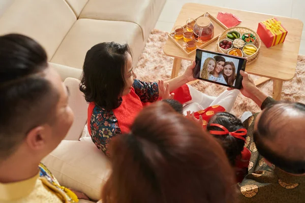 Família vídeo chamando parentes — Fotografia de Stock