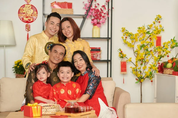Abraçando a família em vestidos tradicionais — Fotografia de Stock