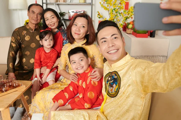 Muž při selfie s rodinou — Stock fotografie