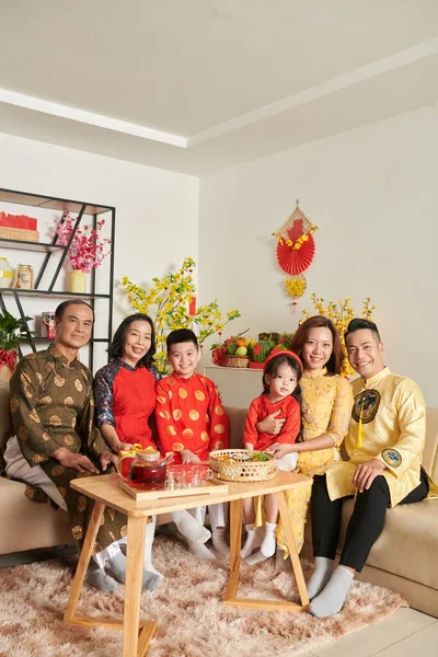 Familia reunida para celebrar el Tet —  Fotos de Stock