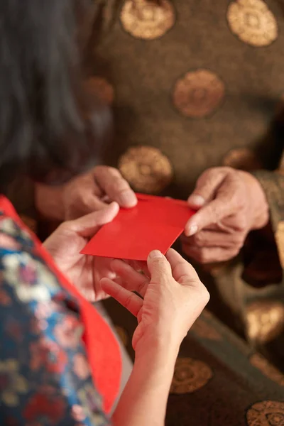 Enveloppe rouge pour le Nouvel An chinois — Photo