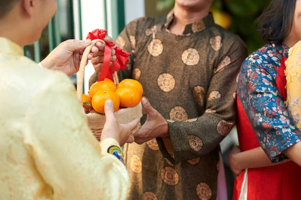 Reife Mandarinen für ältere Eltern — Stockfoto