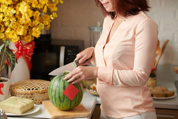Mulher cortando melancia madura — Fotografia de Stock