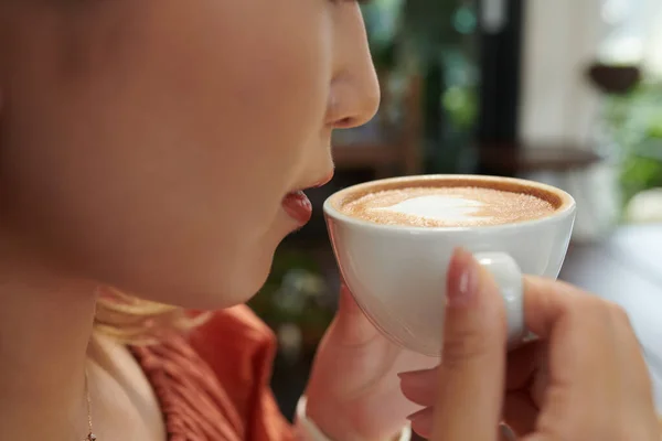 Kvinnor som dricker cappuccino — Stockfoto