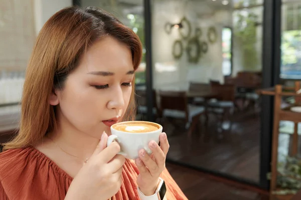 Vrouw genieten van kopje koffie — Stockfoto