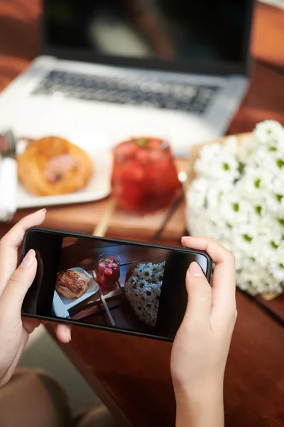 Woman Photographing Food — Stock Photo, Image