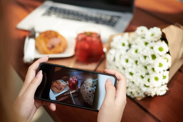 Kvinnan tar bilder för sociala medier — Stockfoto