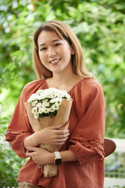 Pozitivní žena s kyticí květin — Stock fotografie