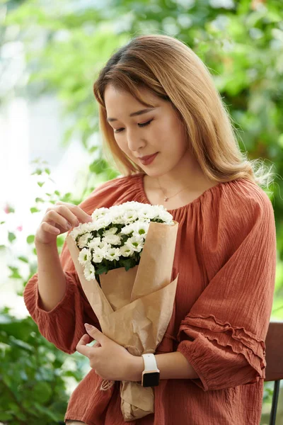 Çiçekli Çekici Kadın