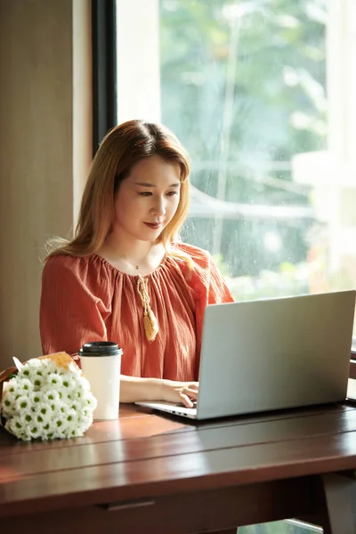 Junge Frau arbeitet am Laptop — Stockfoto