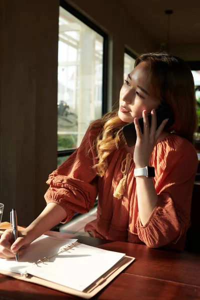 Mujer de negocios hablando por teléfono — Foto de Stock