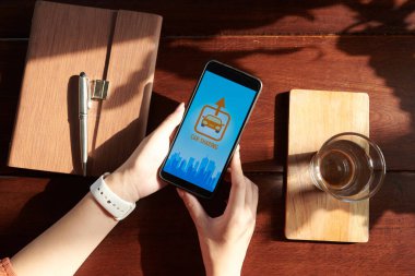 Kadın Araba Paylaşımı Uygulaması Kullanıyor