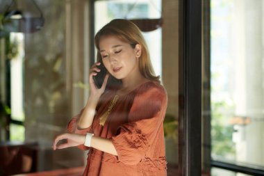 Smartwatch Bildirimlerini Denetleyen Kadın