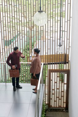 iş adamları iş tartışıyor