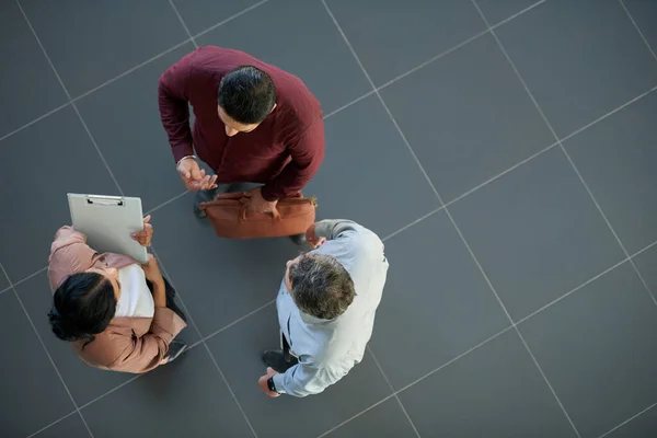 Gente de negocios discutiendo trabajo —  Fotos de Stock