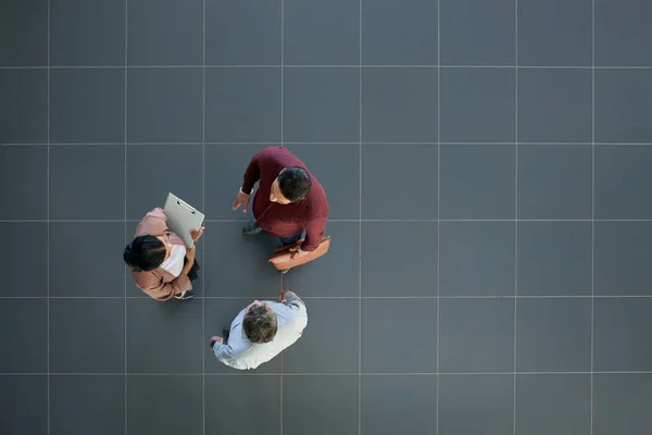 Equipo discutiendo nueva estrategia de negocio — Foto de Stock