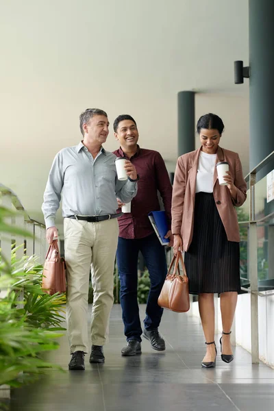 Les gens d'affaires se précipitent au bureau — Photo