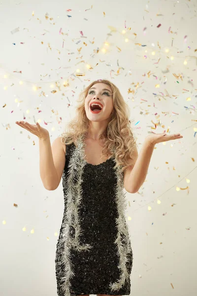 Vrouw die onder vallende confetti staat — Stockfoto