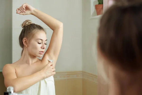 女性の下腕を剃る — ストック写真