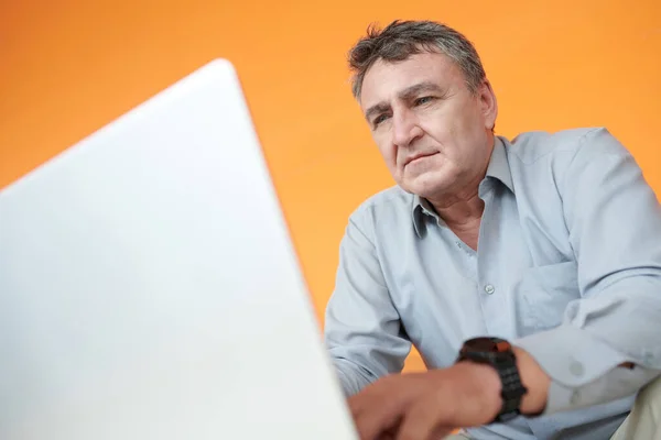 Senior Businessman Praca na laptopie — Zdjęcie stockowe