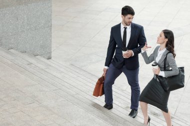 İş Kadını İş Arkadaşlarıyla Fikir Paylaşımı
