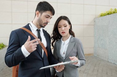 iş takım raporu tartışıyor