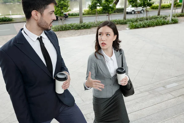 Collèges d'affaires discutant du travail — Photo