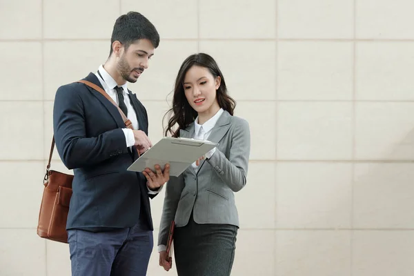 Equipe de negócios discutindo relatório de vendas — Fotografia de Stock