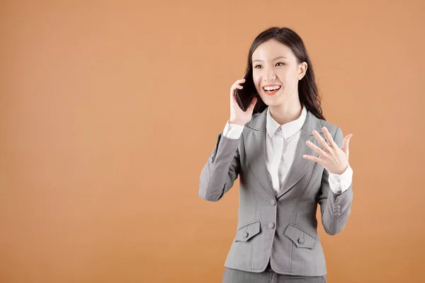 Femme d'affaires parlant au téléphone — Photo