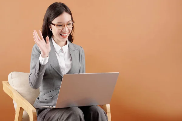 Empresária Vídeo Chamando Colega — Fotografia de Stock