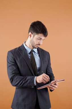 Girişimci Çevrimiçi Belgeyi İmzalıyor