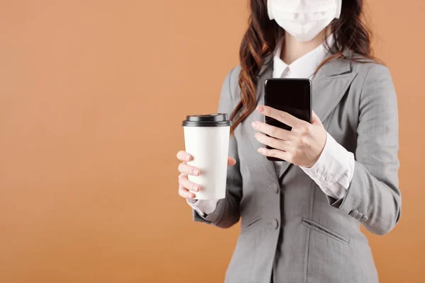 Unternehmerin mit Kaffee und Telefon — Stockfoto