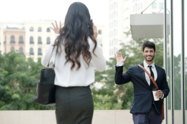 İş Adamları Birbirlerine El sallıyor