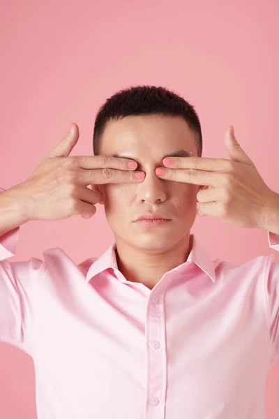 Jeune homme aux mains soignées — Photo