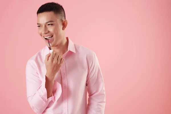 Hombre Aplicando Liquid Lipstick — Foto de Stock