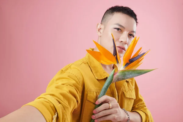 Man Taking Selfie with Flower — Stock Photo, Image