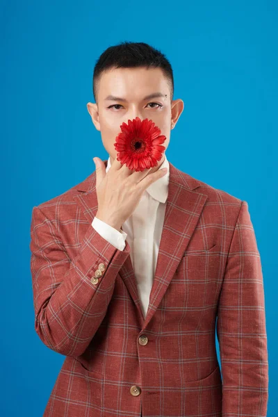 Jonge man met bloem in de mond — Stockfoto