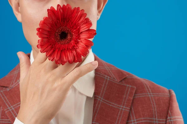 Man met rode bloem in de mond — Stockfoto