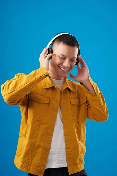 Άνθρωπος που ακούει μουσική — Φωτογραφία Αρχείου