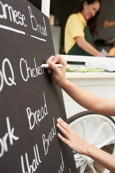 Lista de Platos a Bordo de la Escritura del Vendedor — Foto de Stock