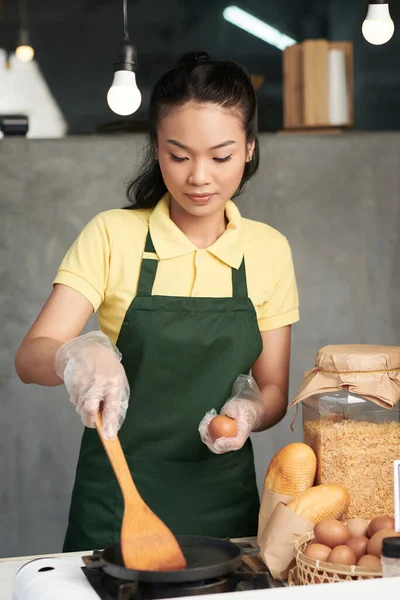 卖主煎鸡蛋 — 图库照片