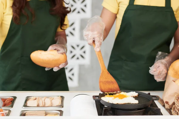 Vendedores fazendo sanduíche saboroso — Fotografia de Stock