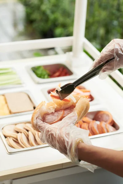 Venditore Making Tasty Sandwich — Foto Stock