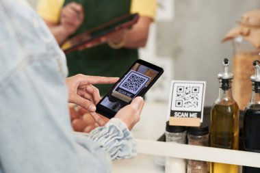 Tezgahta QR-kodu taranıyor
