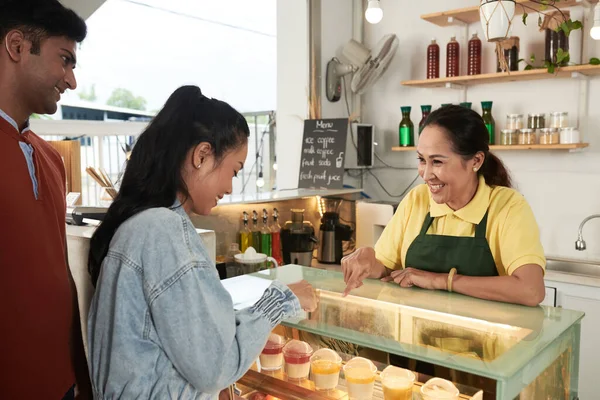 Barista ayudando a elegir el postre — Foto de Stock