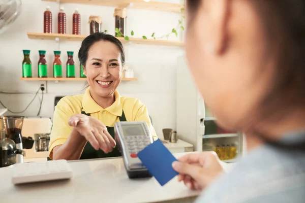 Coffeeshop Barista Accepting Payment — Stock Photo, Image