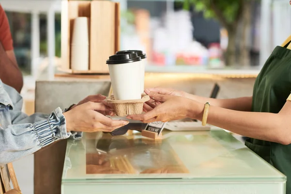 Casal compra de café — Fotografia de Stock