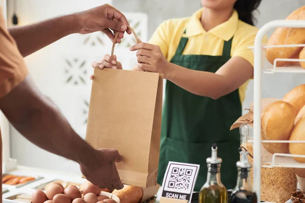 Corriere che prende ordine per il cliente — Foto Stock