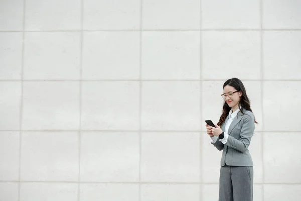 Smiling Businesswoman Texting Colleague — Stock Photo, Image